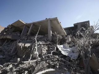 Saudi-Arabian johtaman liittouman ilmaiskun tuhoja Jemenin Sanaa’ssa.
