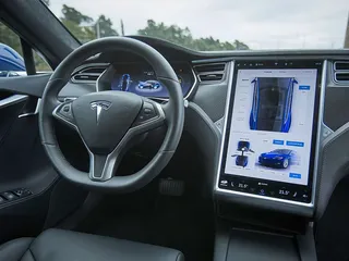 Teslan ja Muskin myyntipuheet kehuvat, että Tesla voi ajaa itsestään. Todisteet puhuvat kuitenkin toista. Ehkä juuri siksi Tesla vaatii, että kuskilla on oltava jatkuvasti kädet ratilla. Tätä sääntöä Musk itse kuitenkin rikkoo.