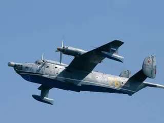 Beriev Be-12 -amfibiokone sotilasparaatissa Sevastopolissa heinäkuussa 2019.