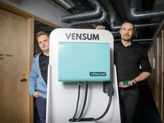 Vensum Powerin algoritmi parantaa konvertterin hyötysuhdetta, mikä säästää valtavasti sähköä, toimitusjohtaja Peter Nisula (vas) ja tuotekehityksestä vastaava Osku Sahlsten kertovat.