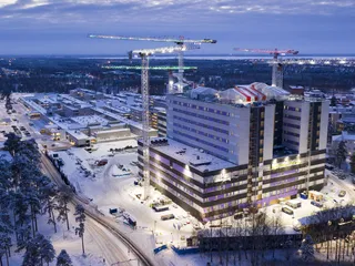 Pohjois-Pohjanmaa on yksi niistä hyvinvointialueista, jotka ehdottavat, että hallituksen esitys yliopistosairaalalisän määräksi kaksinkertaistetaan. Kuvassa rakenteilla oleva uusi Oulun yliopistollinen keskussairaala.