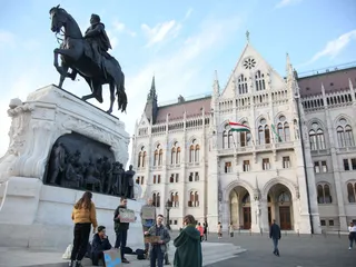 Unkarin talous ajautuu ongelmiin, jos maa ei saa EU-tukia. Kuvassa joukko nuoria osoittaa mieltään ilmastonmuutosta vastaan Unkarin parlamentin edustalla.