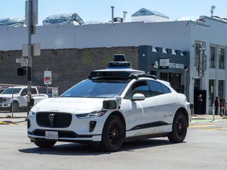 Waymon autonominen taksi kuvattuna San Franciscossa. Kaikki alueen asukkaat eivät ole tyytyväisiä robotaksien liikennöintiin.