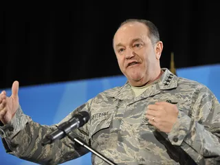 Philip Breedlove puhuu lehdistötilaisuudessa Naton sotilaallisessa päämajassa Belgian Monsissa maaliskuussa 2015.