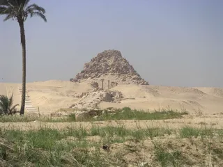 Sahuran pyramidi on huomattavasti huonokuntoisempi kuin Gizan pyramidit.
