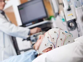 EEG-aivosähkökäyrästä etsitään merkkejä sairaudesta. Kuvituskuva ei liity tutkimukseen.