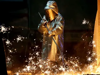 Thyssen Kruppin työntekijä ottaa näytettä masuunista Duisburgin tehtaalla marraskuussa 2019.