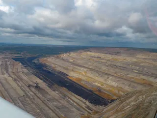 Hambachin hiilikaivos Saksassa on yli 400 metriä syvä ja pinta-alaltaan kymmeniä neliökilometrejä. Tämä kuva on syksyltä 2019.