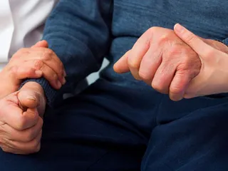 Parkinsonin taudin tavallisin havaittu alkuoire on käden tai sormien lepovapina.