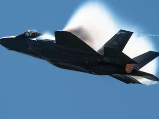 F-35:n laaja järjestelmätestaus on nyt suoritettu. Tämä koneyksilö laittoi menemään lentonäytöksessä Eielsonin lentotukikohdassa Alaskassa heinäkuussa 2023.