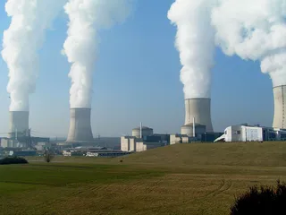 Nämä reaktorit haihdutustorneineen sijaitsevat Ranskan Cattenomissa lähellä maan koillisrajaa. 4 × 1300 MW voimalan neljä painevesireaktoria käynnistettiin vuosina 1987–92. Microsoft aikoo tutkia pienreaktoreja, millä tarkoitetaan yleensä alle 300 MW tehoa per yksikkö. Suurimmat pienreaktorit ovat lähes samankokoiset kuin pienenpuoleiset ”tavalliset” reaktorit (esim. Suomessa Loviisa 509 MW/kpl).