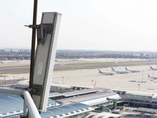 Muun muassa infran ja viranomaisten viestinnässä käytetystä Tetra-teknologiasta paljastui haavoittuvuuksia. Kuvassa Pekingin lentoasemalle asennetun Tetra-verkon tutkiasema.