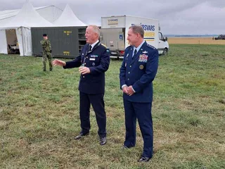 Kenraali James B. Hecker (oik.) ja Ruotsin ilmavoimien tuolloinen komentaja kenraalimajuri Carl-Johan Edström lentonäytöksessä Uppsalan lentotukikohdassa elokuussa 2022. Heckerillä on yli 3600 lentotuntia ja hän on lentänyt muun muassa F-15C- ja F-22 -hävittäjillä.