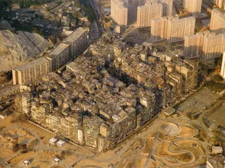 Missään muualla maailmassa ei ole asuttu yhtä tiheästi kuin Walled Cityssä Hongkongissa vuoteen 1991. Kuva kahta vuotta aiemmin, vuodelta 1989.