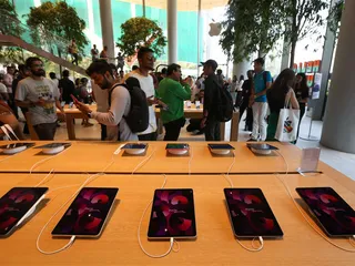 Apple avasi suuren myymälän Intian Mumbaissa huhtikuussa. Intialaisista toivotaan uutta laajaa asiakaskuntaa.