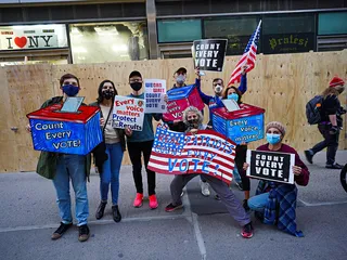 Mielenosoittajat vaativat äänten laskemista New Yorkissa keskiviikkona.