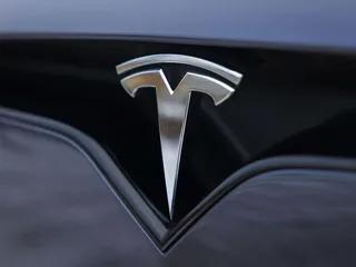 Teslan ajoapujärjestelmät olivat Yhdysvalloissa osallisina yli 500 kolarissa heinäkuun 2021 ja marraskuun 2022 välisenä aikana. Samalla ajanjaksolla esimerkiksi Fordille tilastoitiin seitsemän onnettomuutta ja GM:lle kaksi. Tesla on lopettanut onnettomuustilastojen julkaisemisen.