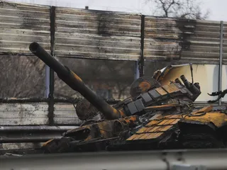 Tuhottu venäläistankki Makarivin kaupungissa Kiovan lähellä.