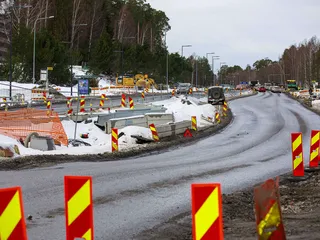 Suomen tieverkossa on suuri korjausvelka, ja Koneyrittäjien mielestä sitä kannattaisi paikata nyt. Tämä kuva on talvelta 2023 Helsingin Laajasalosta.