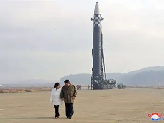 YK:n turvallisuusneuvoston raportin mukaan pohjoiskorealaisten hakkerien varastamia rahoja käytetään maan ydinase- ja ohjusjärjestelmien kehittämiseen. Kuvassa diktaattori Kim Jong-Un tyttärineen ohjustesteissä marraskuussa 2022.