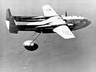 C-119J nappaa avaruudesta pudotetun vakoulusatelliitin filmikapselin.