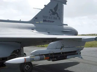 MBDA:n Meteor-ilmataisteluohjus Saabin testi-Gripenin siivessä vuonna 2007.