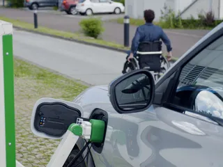 Latausrobotti voisi helpottaa monien liikuntarajoitteisten elämää ja tulevaisuudessa mahdollistaa sähköautojen autonomisen latauksen.