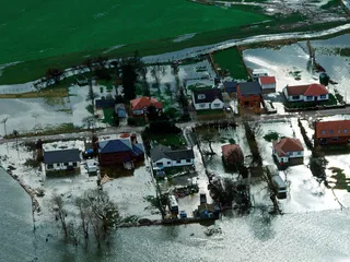 Walesissa kylä jäi tulvan alle rankkasateiden seurauksena.