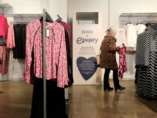 Emmyn vaatteiden kierrätyslaatikot on tuotu jokaiseen Sokokseen. Kuvan laatikko on Helsingin keskustan tavaratalossa.