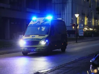 Tekoäly sai tutustua 1,5 miljoonaan Kööpenhaminan ensiapuun soitettuun hätäpuheluun. Kuvassa ambulanssi on Kööpenhaminassa matkalla Tanskan valtionsairaalaan, Rigshospitalet. EPA-EFE.