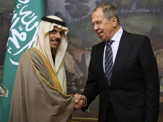 Öljykartelli. Saudi-Arabian ulkoministeri, prinssi Faisal bin Farhan Al-Saud tapasi Venäjän ulkoministerin Sergei Lavrovin Moskovassa maaliskuussa. KUVA: EPA10511245
