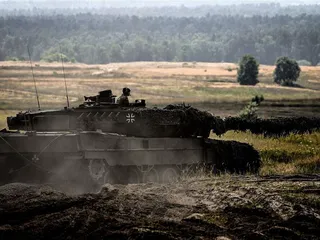 Saksalaisten Leopard 2A6 -taistelupanssarivaunu harjoituksissa Saksan Augustdorfissa elokuussa 2021.