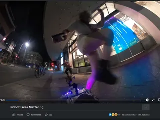 Kuvakaappaus Facebookissa Stampy Dog -tilillä julkaistusta videosta, jossa ohikulkija potkaisee robottikoiraa. Video upotteena jutun lopussa.