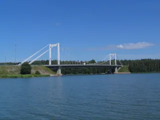 Kirjalansalmen silta on Suomen pisin riippusilta. Sen yli kulkee kesäaikana jopa 15 000 ajoneuvoa vuorokaudessa.