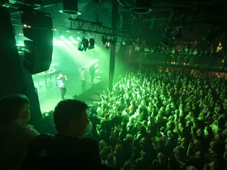 Rap-yhtye Gasellit nousi Tampereen Tavara-aseman lavalle huhtikuussa. Helsinkiläisnelikko kehuu vanhan rakennuksen henkeä ja tiloja.