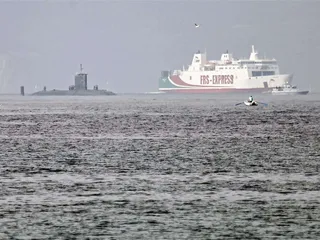 Britannian kuninkaallisen laivaston ydinkäyttöinen Trafalgar-luokan hyökkäyssukellusvene HMS Torbay kuvattuna Gibraltarin salmessa toukokuussa 2017.