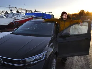 Jukka Aalho ajaa uudelta tuoksuvalla VW Taigolla, jonka hän vuokrasi puoleksi vuodeksi autovuokraamosta.