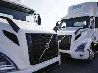 Volvon mukaan vahvaa kannattavuutta tarvitaan, jotta yhtiö voi investoida alan suurimpaan tekniikkamurrokseen. Volvo investoi sähköön, polttoainekennoihin ja polttomoottoreihin. Kuvassa sähkörekka.