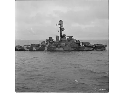 Panssarilaiva Ilmarinen lähdössä merelle elokuussa 1941.
