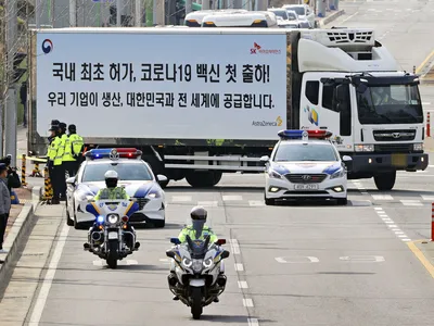 Rokotteiden jakelu tapahtuu monissa maissa tiukkojen turvatoimien alaisuudessa. Poliisit saattoivat Astra Zenecan rokoterekkaa Etelä-­Koreassa helmikuussa.