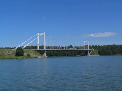 Kirjalansalmen silta on Suomen pisin riippusilta. Sen yli kulkee kesäaikana jopa 15 000 ajoneuvoa vuorokaudessa.