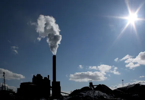 Historiallinen käänne: Uusiutuvat ohittavat hiilen globaalissa sähköntuotannossa jo 2025