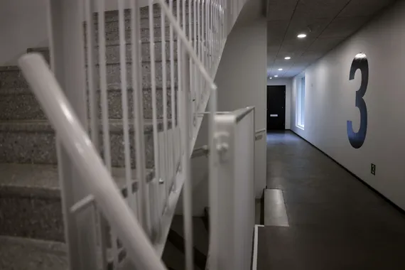 Helsingin ”läpimätä järjestelmä” kuohuttaa – Ministerit jyrähtävät, professorilta viesti vasemmistopoliitikoille