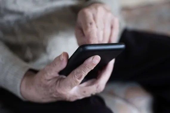 Väitöskirja paljastaa: Näin iäkkäät oppivat digitaitoja parhaiten