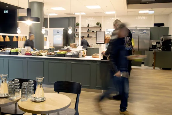 Kansa raivostui arkipyhäesityksestä: ”Huh, huh”
