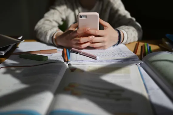 Nakusovellus teki teinin elämästä helvettiä – Haastoi Telegraminkin oikeuteen