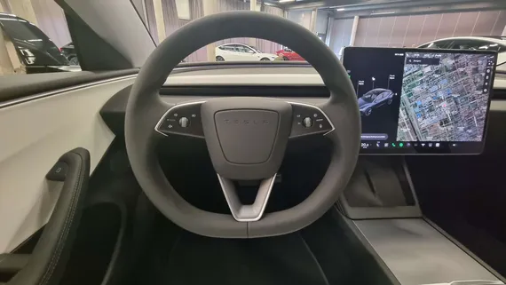 Antoiko Tesla katteettomia lupauksia? - Pettyneet kuskit vaativat joukolla oikeutta