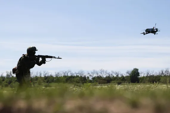 Hellyttävä näky Ukrainan taistelukentän täystuhon 