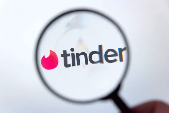 Tinderin uusi ominaisuus penkoo puhelimesi kuvat – Näin se toimii