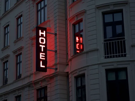 Asiakkaiden tietoja viety murrossa suositulta matkailusivustolta – Synkkä historia jo aiemmin